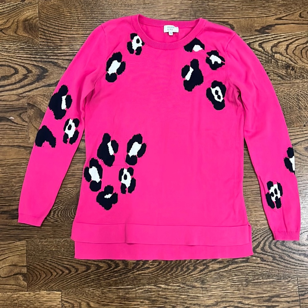 CROWN & IVY XS hot pink sweater with navy cheetah print